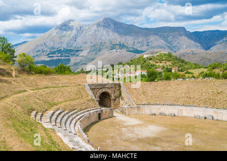 Alba Fucens, alte Italic Stadt am Fuße des Monte Velino, in der Nähe von Avezzano, Abruzzen, Italien. Stockfoto