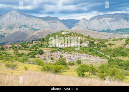 Alba Fucens, alte Italic Stadt am Fuße des Monte Velino, in der Nähe von Avezzano, Abruzzen, Italien. Stockfoto