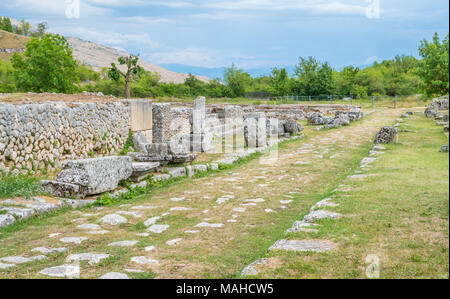 Alba Fucens, alte Italic Stadt am Fuße des Monte Velino, in der Nähe von Avezzano, Abruzzen, Italien. Stockfoto