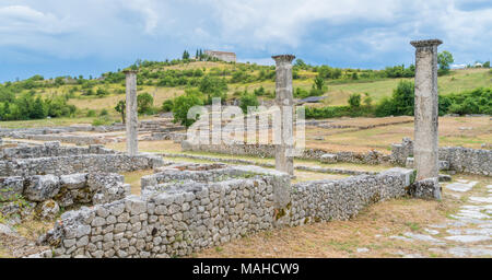 Alba Fucens, alte Italic Stadt am Fuße des Monte Velino, in der Nähe von Avezzano, Abruzzen, Italien. Stockfoto