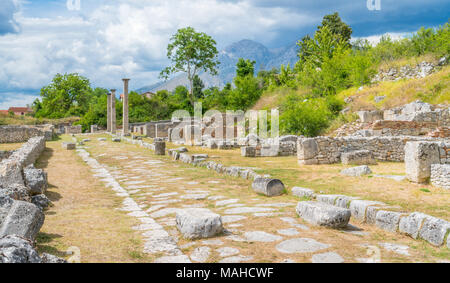 Alba Fucens, alte Italic Stadt am Fuße des Monte Velino, in der Nähe von Avezzano, Abruzzen, Italien. Stockfoto