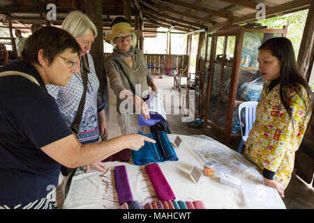 Westliche Touristen kaufen Seide Schals zu einem silk Farm, Kampong Thom, Kambodscha Südostasien Stockfoto