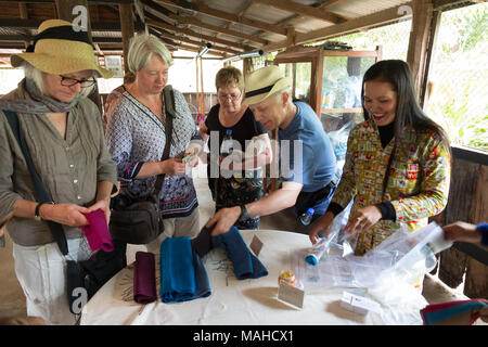 Touristen Einkaufen für Seide Schals am Marktstand, Kampong Thom, Kambodscha, Südostasien Stockfoto