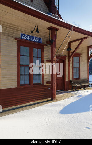 Ashland Railroad Station entlang der alten Boston und Maine Railroad in Ashland, New Hampshire USA während der Wintermonate. Stockfoto