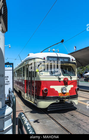 San Francisco, Kalifornien, USA - 6. Juli 2017: Die beige rot Straßenbahn entlang Embarcadero Stockfoto