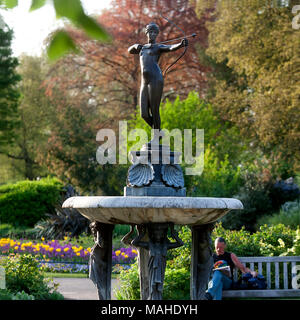 Diana Brunnen von feodora Gleichen (1861 - 1922) einem anderen Brunnen mit der Abbildung von Diana. Die Statue wurde im Gras des Hyde Park ein platziert Stockfoto