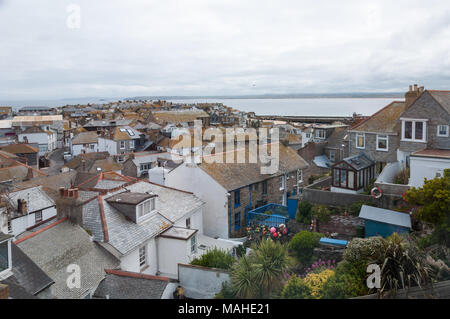 Ein Blick über die Dächer der Häuser und Gebäude in der Altstadt von St. Ives, Cornwall, England, Großbritannien Stockfoto