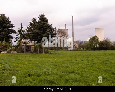 Tops von Kühltürmen von Kraftwerken Stockfoto