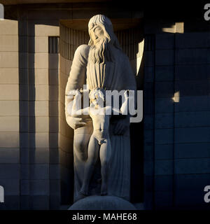 Prospero & Ariel von Eric Gill (1882-1940) Die Heimat der BBC Radio Abteilung, die Broadcasting House, wurde 1932 im Langham Place gebaut. Oben Stockfoto