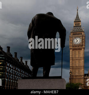 Winston Churchill Ivor Roberts-Jones (1913-1996) Winston Churchill die imposante Statue steht auf den Parliament Square Blick in Richtung der southeaster Stockfoto