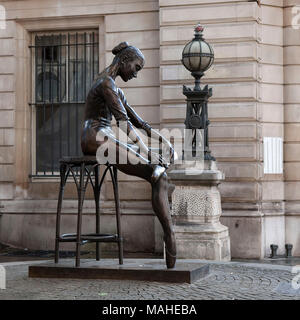 Junge Tänzerin von Enzo Plazzotta (1921 - 1981) in Mestre, in der Nähe von Venedig geboren, Enzo Plazotta studierte Bildhauerei an der Acacademy Brera in Mailand. Er später c Stockfoto