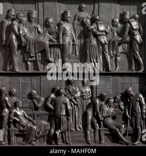 Die Kunst der London; Statuen und Reliefs von ilpo Musto: Florence Nightingale Statue von Sir Arthur George Walker (1861-1939) Der Sockel des Fl Stockfoto