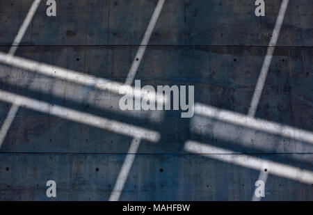 Ein schönes Muster mit Licht und Schatten in der Photovoltaik Solar Panels in Katalonien Forum, Forum Romanum, Barcelona, Spanien Stockfoto