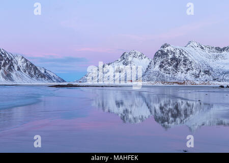 Schönen farbigen Himmel und perfekten Berg Reflexionen über Skagsanden Strand Stockfoto