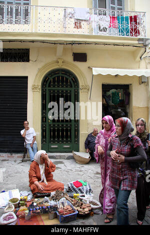 Marokkanische Frauen shopping in Markt Tanger Stockfoto