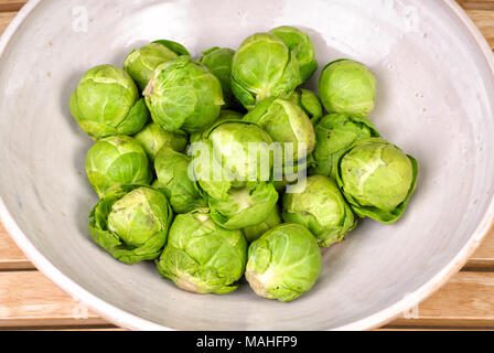 Frische rohe rustikalen Rosenkohl eine keramische Schüssel Stockfoto