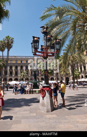 Plaça Reial ist ein Quadrat im Barri Gòtic von Barcelona, Katalonien, Spanien Stockfoto