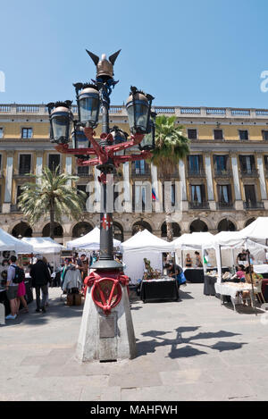 Antoni Gaudi Lamp Post in Placa Reial, Barcelona, Spanien. Stockfoto