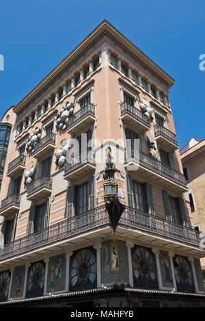 Haus der Schirme (Casa Bruno Cadres) und der Chinesische Drache Details in den Ramblas in Barcelona, Spanien Stockfoto