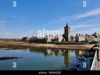 Blick auf Kirche in Portbail von der Brücke mit einer Reflexion der Kirche in das Wasser. Église Notre-Dame, Normandie, Frankreich Stockfoto