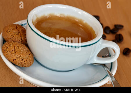 Kaffeetasse mit Keks und Kaffeebohnen Stockfoto