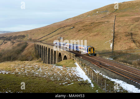 Ein Sprinter Personenzug überquert Arten Gill Viadukt, Dentdale, Yorkshire Dales National Park, auf der Settle-Carlisle Railway Line. Stockfoto