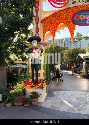 ANAHEIM, Ca - 16. OKTOBER 2017: Dia de Los Muertos Förderung für Disney's Coco Film in California Adventure in Disneyland. Stockfoto