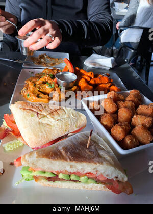 Sandwich Süßkartoffel Tots und Chicken Wings Stockfoto
