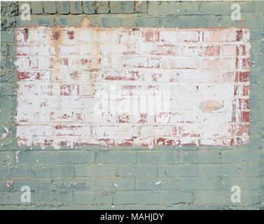 Der rechteckige Mauer grün lackiert oder celadon und Weiß. Farbe der alten Mauer ist abgenutzt und Chipping. Stockfoto