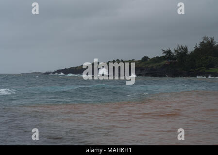 Rotes Wasser im Kukuiula Bay auf Kauai nach einem großen regensturm Stockfoto