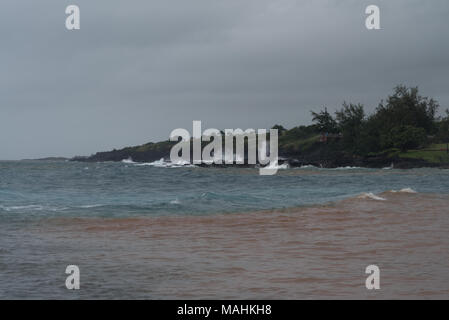 Rotes Wasser im Kukuiula Bay auf Kauai nach einem großen regensturm Stockfoto