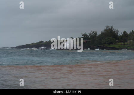 Rotes Wasser im Kukuiula Bay auf Kauai nach einem großen regensturm Stockfoto