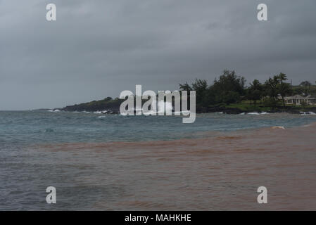 Rotes Wasser im Kukuiula Bay auf Kauai nach einem großen regensturm Stockfoto