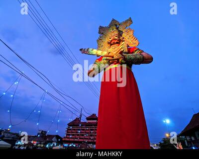 Skulptur von bhima am Sree Padmanabhaswamy Tempel während Painkuni Festival. painguni Festival. Harvest Festival, Festival von Kerala Stockfoto