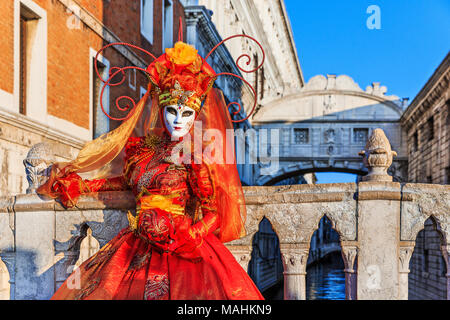 Venedig, Italien. Karneval in Venedig, wunderschöne Maske an der Seufzerbrücke. Stockfoto