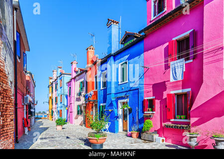 Burano, Italien. Blick auf die bunten Häuser auf der Insel Burano in der Nähe von Venedig. Stockfoto