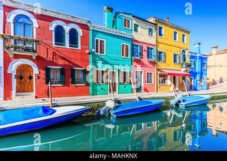 Burano, Italien. Blick auf die bunten Häuser entlang dem Kanal auf der Insel Burano in der Nähe von Venedig. Stockfoto