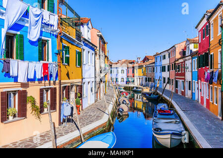 Burano, Italien. Blick auf die bunten Häuser entlang dem Kanal auf der Insel Burano in der Nähe von Venedig. Stockfoto
