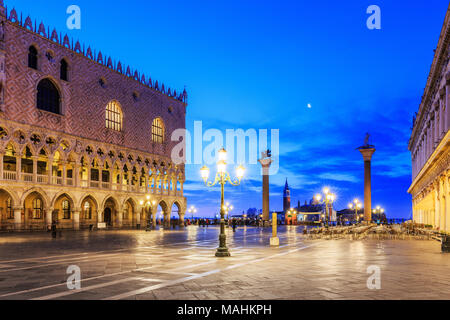 Venedig, Italien. Der Markusplatz und der Dogenpalast vor Sonnenaufgang. Stockfoto