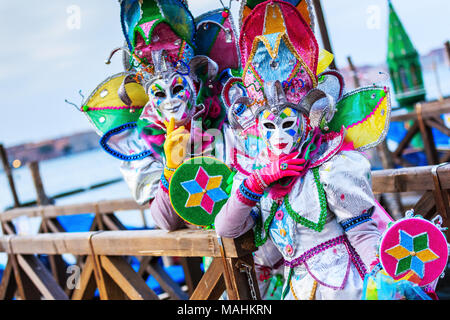 Venedig, Italien. Karneval in Venedig, wunderschöne Masken in der St. Mark's Square. Stockfoto