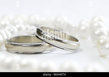 Hochzeit Ringe und Perlen Stockfoto