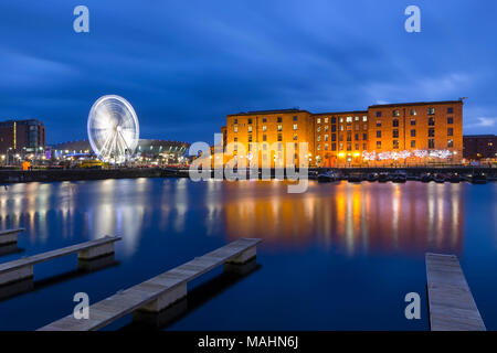 Gebäude aus rotem Ziegel der Albert Dock, das Rad von Liverpool und Liverpool Arena von Salthouse Dock in der Nacht gesehen Stockfoto