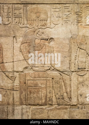 Oxford. England. Ägyptischen Gott Amun-Re (Amun/Amen Ra) mit RAM-Kopf, Schrein des Königs Taharqa (690 - 664 v. Chr.), das Ashmolean Museum. Detail der bas-relief auf Stockfoto