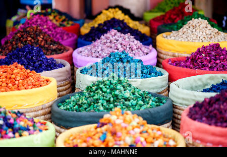 Mehrfarbige getrocknete Blumen, für Seifen und Parfums verwendet sowie Farbstoffe, Farbstoffe und als Zutat in Lebensmitteln, auf den Verkauf in den Souks von Marrakesch m Stockfoto