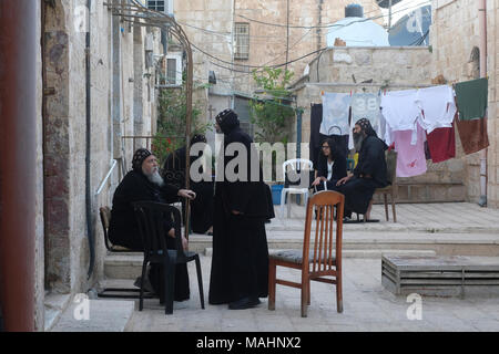 Koptische Priester an die koptisch-orthodoxen Patriarchats Compound in der Altstadt Ost Jerusalem Israel Stockfoto