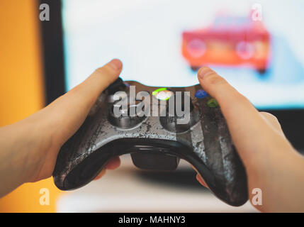 Kind spielen Computer Spiel mit einem Joystick. Stockfoto