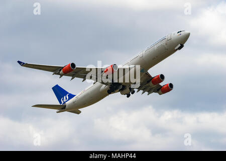 Tokio, Japan - APR. 1, 2018: Airbus A340-300, die vom internationalen Flughafen Narita in Tokio, Japan. Stockfoto