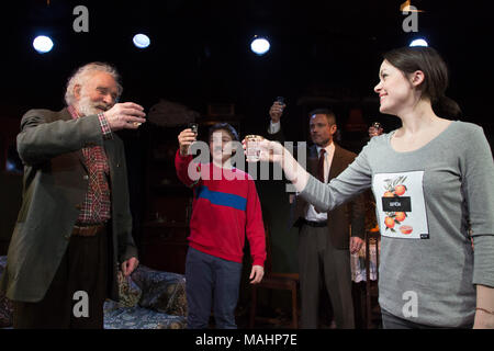 London, Großbritannien. Vom 8. Januar 2015. L-R: Patrick Godfrey, Albie Marber, Paul und Lisa Wyett Diveney. Das Spiel 'Donkey Herz" durch Mose Raine und von Nina Raine gerichtet Transfers zum Trafalgar Studios ab 7. Januar bis zum 31. Januar 2015 Von der alten Red Lion Theater. Darsteller: Amanda Root, Pierre Atri, Emily Bruni, Lisa Diveney, Patrick Godfrey, Georgia Henshaw, Alex Groß, Albie Marber, James Musgrave und Paul Wyett. Foto: Bettina Strenske Stockfoto