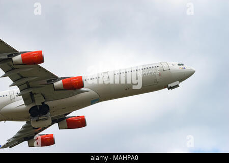 Tokio, Japan - APR. 1, 2018: Airbus A340-300, die vom internationalen Flughafen Narita in Tokio, Japan. Stockfoto