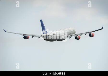 Tokio, Japan - APR. 1, 2018: Airbus A340-300, die vom internationalen Flughafen Narita in Tokio, Japan. Stockfoto